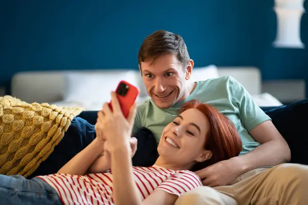 Hombre Mujer Viendo Vídeo Teléfono Inteligente Chica Sonriente Acostada Regazo —  Fotos de Stock