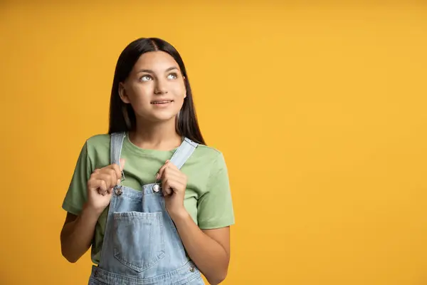 Werbebanner Mit Teenagermädchen Auf Kopierfläche Isoliert Auf Gelbem Hintergrund Eine — Stockfoto