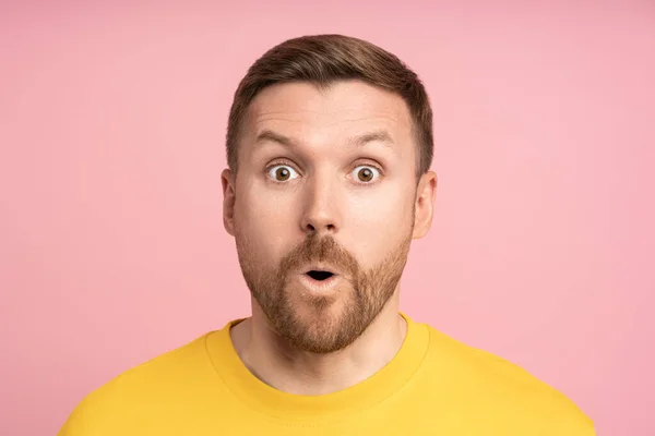 Şaşırmış Müşteri Kameraya Şaşkın Şaşkın Ağzıyla Bakar Telaşlı Adam Büyük — Stok fotoğraf