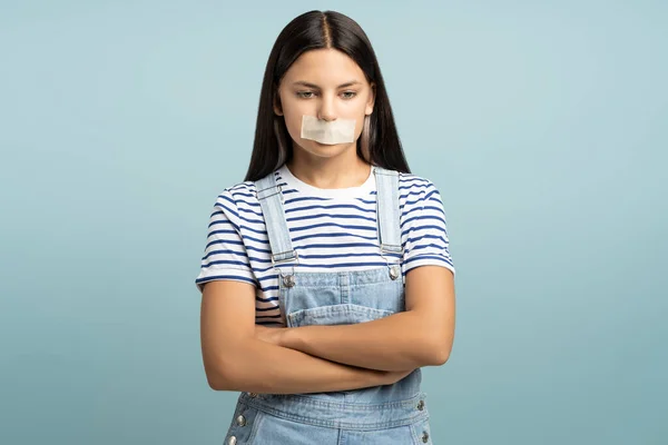 Üzgün Sinirli Ağzı Kapalı Turkuaz Arka Planda Duran Genç Kız — Stok fotoğraf