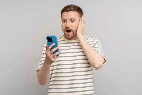 Agitado Hombre Asombrado Mirando Sorpresa Pantalla Del Teléfono Móvil Tocando —  Fotos de Stock