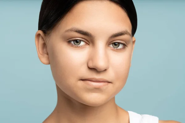 Teen Girl Looking Camera Closeup Portrait Brunette Teenage Girl Slight — Stock Photo, Image