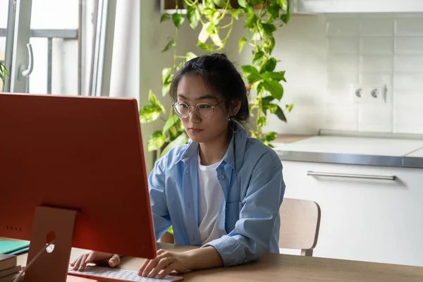 Concentrada Chica Asiática Estudiante Universitaria Utilizando Computadora Casa Haciendo Investigación — Foto de Stock