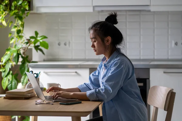Geconcentreerd Aziatisch Meisje Freelance Schrijver Typen Laptop Zitten Aan Het — Stockfoto