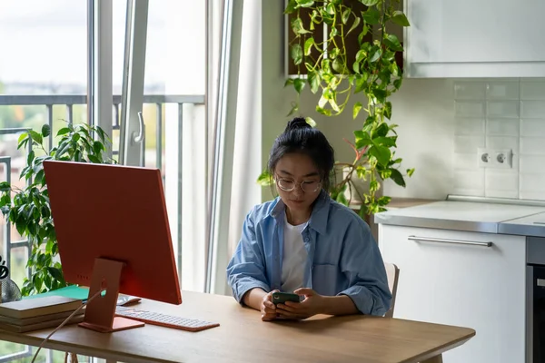 Jonge Aziatische Vrouw Externe Werknemer Met Een Bril Aanraken Smartphone — Stockfoto