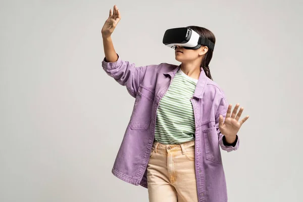 Teenage Girl Using Virtual Reality Headset Teenager Testování Trávy Izolované — Stock fotografie