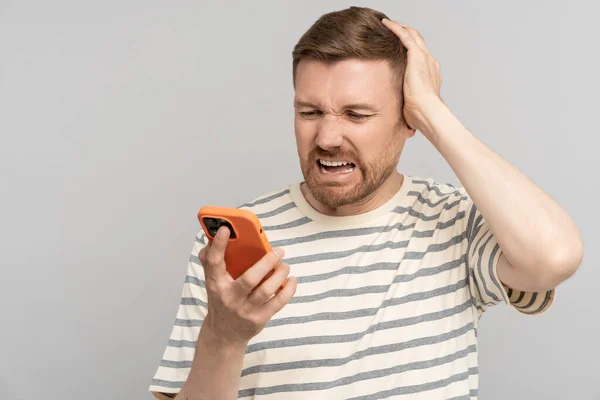 Chockad Man Griper Huvudet Skräck Från Nyheter Från Telefonen Upplever — Stockfoto