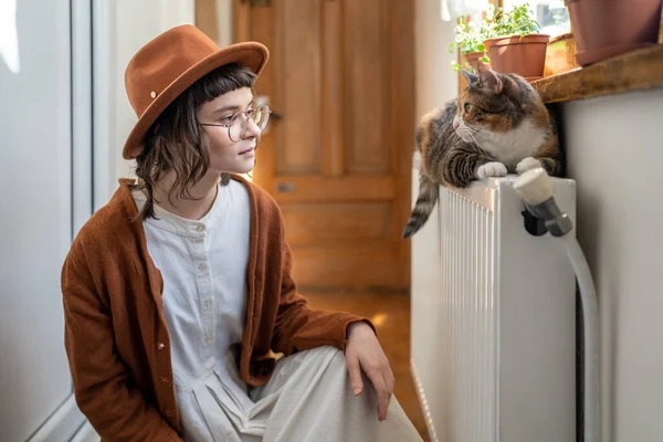 Interesado Mujer Gato Propietario Sombrero Mira Esponjoso Mascota Acostado Radiador — Foto de Stock