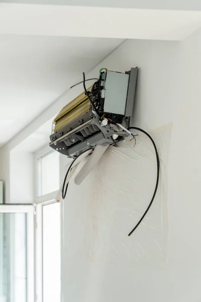 在公寓的白墙上安装空调系统 进行办公室密闭 公寓内的技术逆变器空调系统 室内排气置换 控制温度 — 图库照片