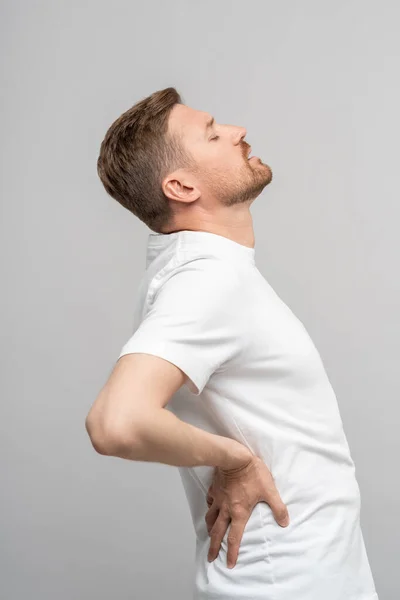 남자는 Osteochondrosis에서 배경에 고통스러운 진정한 척추측만증 진정한 라이프스타일 — 스톡 사진