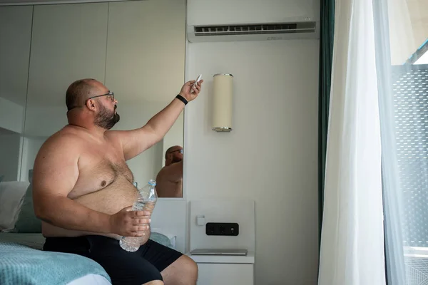 Homme Surpoids Allume Climatiseur Dans Chambre Hôtel Pour Rafraîchir Par — Photo