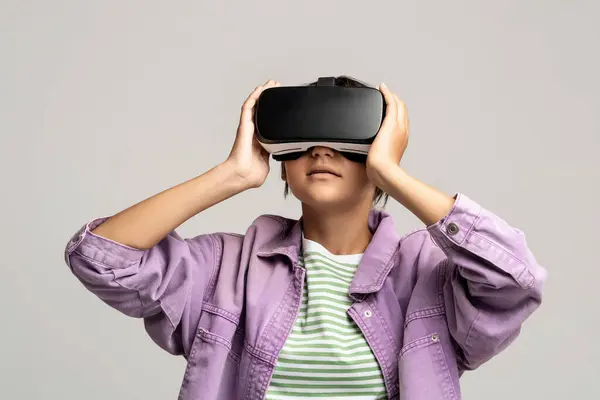 Ragazza Adolescente Occhiali Virtuali Occhiali Guardare Film Giocare Videogiochi Sfondo — Foto Stock