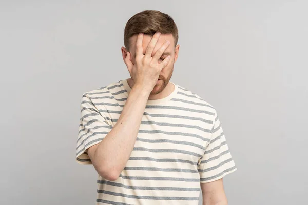 Frustrerad Man Sänker Huvud Och Ögon Täcker Ansikte Med Hand — Stockfoto