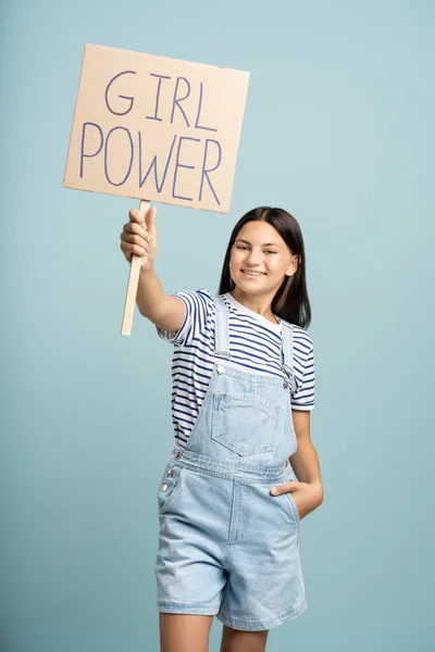 Позитивная Энергичная Девушка Держит Перед Собой Плакат Девушка Сила Улыбающаяся — стоковое фото