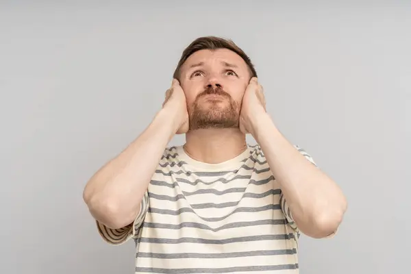 Adam Kulaklarını Elleriyle Kapatıyor Sinir Bozucu Yüksek Sesli Keskin Sesler — Stok fotoğraf
