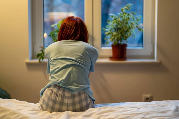 Kobieta Siedząca Łóżku Patrząca Wieczorem Okno Przed Snem Samotność Kryzysie — Zdjęcie stockowe