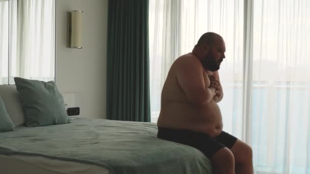 Muž Nadváhou Cítí Špatně Záchvat Potíže Dýcháním Posteli Hotelovém Pokoji — Stock video