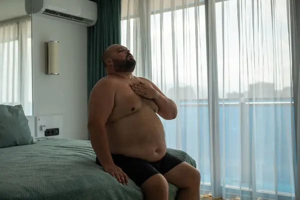 Overgewicht Man Voelt Moeilijk Ademhalingsprobleem Als Gevolg Van Hitte Hand — Stockfoto