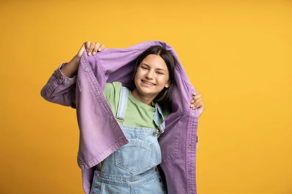 Teenagermädchen Lächelnd Mit Jeanshemd Bedeckt Das Junge Mädchen Lila Jeans — Stockfoto