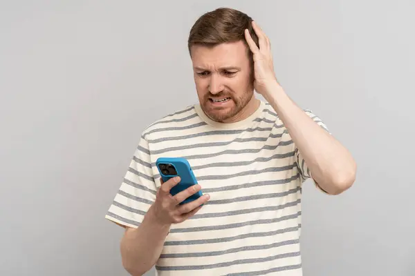 Garip Bir Adam Telefon Ekranına Bakıyor Utanç Verici Zor Sakar — Stok fotoğraf