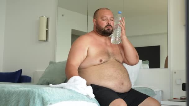 Homem Gordo Rosto Arrefecimento Com Garrafa Água Esfregando Toalha Sofrendo — Vídeo de Stock