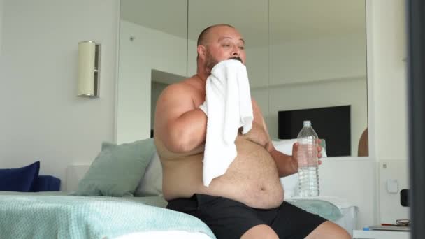 Overvægtige Mand Dybt Vejrtrækning Drikkevand Følelse Svimmelhed Efter Brusebad Sidder – Stock-video