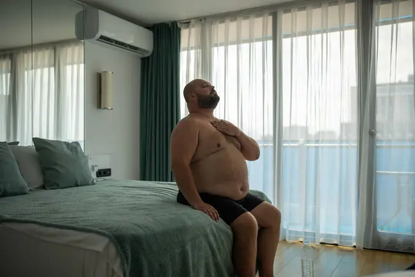 Толстый Мужчина Среднего Возраста Делает Упражнения Дыхания Справиться Летним Душком — стоковое фото