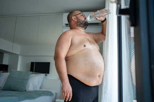 Şişman Adam Sıcaktan Ölüyor Sakallı Obez Adam Klimanın Yanındaki Açık — Stok fotoğraf