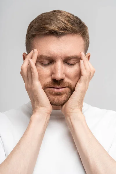 Irritado Hombre Agotado Con Los Ojos Cerrados Presiona Los Dedos — Foto de Stock