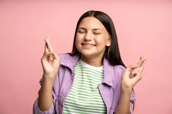 Soñando Adolescente Sonriente Haciendo Deseo Cruzando Los Dedos Con Los —  Fotos de Stock