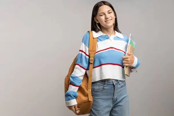 Glücklich Lächelnde Studentin Teenager Mädchen Mit Rucksack Bücher Auf Grauem — Stockfoto
