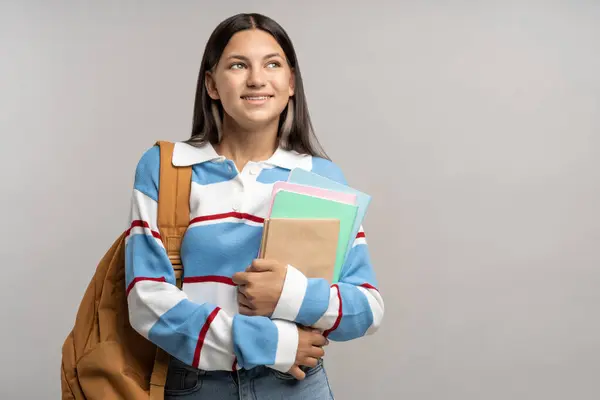 Glücklich Lächelnde Studentin Teenager Mädchen Mit Rucksack Kopierbücher Auf Grauem — Stockfoto