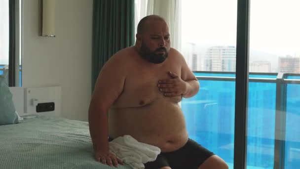 뚱뚱한 남자는 메스꺼움 천식으로 호흡이 어려워집니다 통통한 사람은 느끼지 않으며 — 비디오