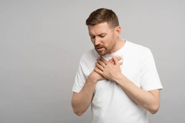 Problémy Dýcháním Muž Drží Hrudníku Trpícího Pálením Žáhy Mladý Běloch — Stock fotografie