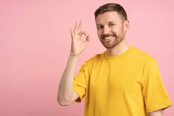 Positiv Glücklicher Mann Mit Zeichen Handgeste Auf Rosa Hintergrund Mit — Stockfoto