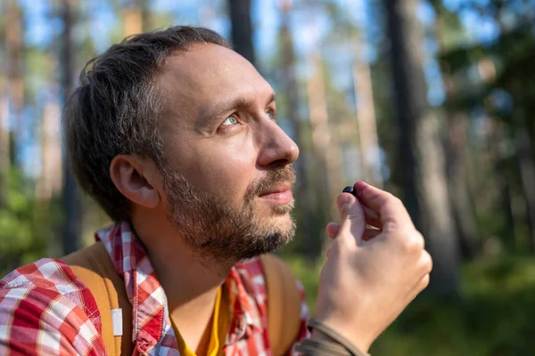 Portrait Man Hiker Traveler Backpacker Enjoying Eating Blueberries Forest Summer — Stock Photo, Image