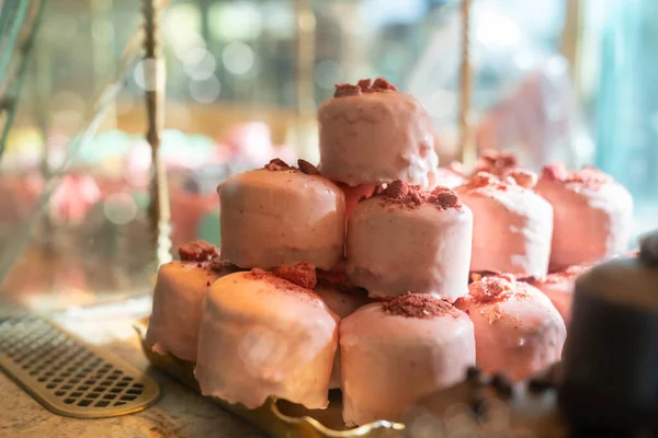 Pinkfarbene Tortenpyramide Auf Dem Tresen Süße Leckere Erdbeer Kirsch Mousse — Stockfoto