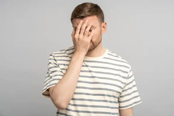 Hombre Frustrado Bajando Cabeza Los Ojos Cubre Cara Con Mano —  Fotos de Stock