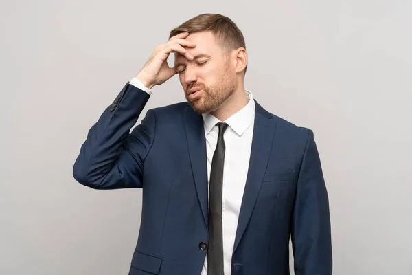 Cansado Confuso Homem Negócios Frustrado Usa Terno Oficial Com Rosto — Fotografia de Stock