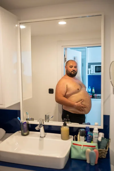 Übergewichtiger Lächelnder Mann Mit Nacktem Oberkörper Der Unter Übergewicht Leidet — Stockfoto
