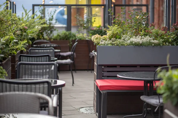 Moderno Café Callejero Vacío Estilo Europeo Con Hermosas Flores Naturales — Foto de Stock