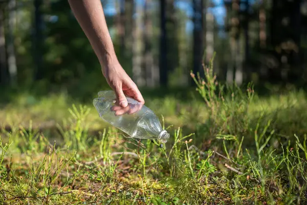 Öko Aktivist Der Durch Den Wald Geht Findet Zurückgelassenen Müll — Stockfoto