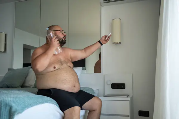 Homme Obèse Avec Bouteille Sueurs Eau Froide Beaucoup Ajuste Climatiseur — Photo