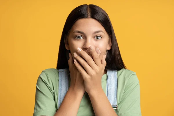 Excited Emotional Teenager Amazed Stunned Look Embarrassed Unexpected News Message — Stock Photo, Image