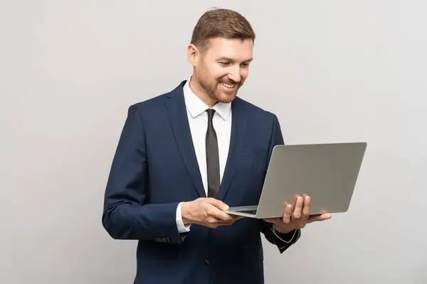 Başarılı Adam Geniş Bir Gülümsemeyle Dizüstü Bilgisayar Ekranına Bakıyor Tatmin — Stok fotoğraf