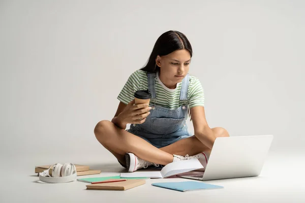 Çalışkan Genç Kız Dizüstü Bilgisayarıyla Yerde Oturuyor Ödev Yapıyor Düşünüyor — Stok fotoğraf