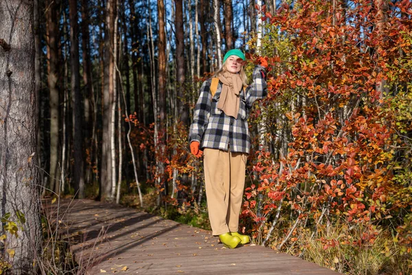 Mujer Mediana Edad Caminando Sola Parque Otoño Ajardinado Pie Cerca —  Fotos de Stock