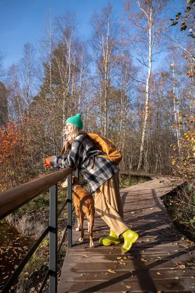 Mulher Meia Idade Feliz Desfrutando Natureza Ecotropo Parque Natural Escandinavo — Fotografia de Stock