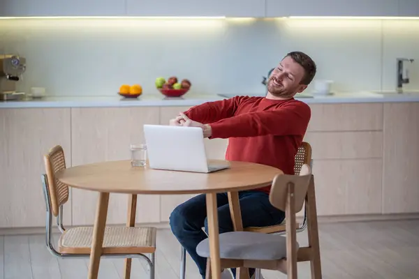 Homem Freelancer Positivo Fazendo Pausa Esticando Braços Descansando Depois Trabalhar — Fotografia de Stock