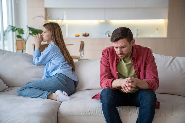 カップル男性の女性はお互いを無視して 家で静かにソファーに座って離れています 配偶者は 家族の喧嘩の後に怒っている 家庭内暴力は神経学的関係を悪用し 誤解を招く — ストック写真